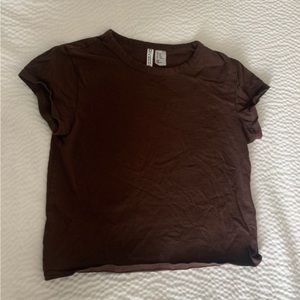 brown basic tee 🎀